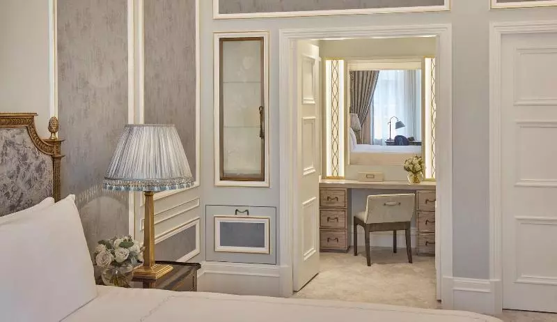 اتاق سوپریور با تخت بزرگ, Claridge S, Maybourne Hotel Collection