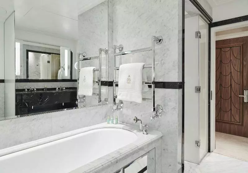 اتاق سوپریور با تخت بزرگ, Claridge S, Maybourne Hotel Collection