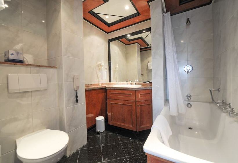 Полулюкс, Fredrick S Hotel Restaurant Spa