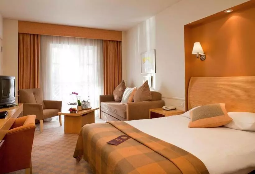 Classic room with river view, Sunday London Staines Upon Thames Heathrow T5