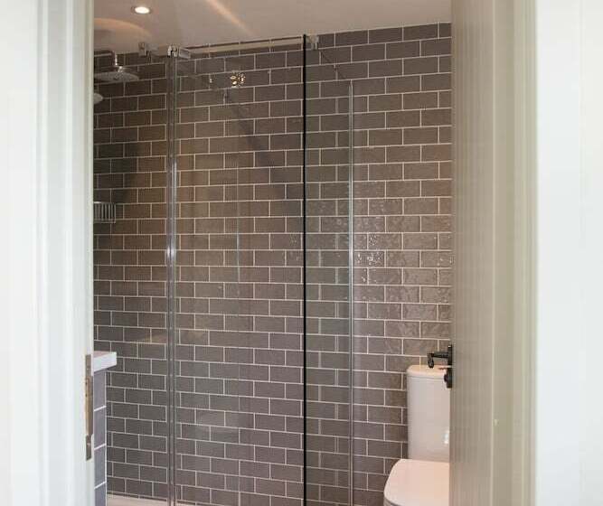 غرفة قياسية مطلّة علي البحر, The Atlantic