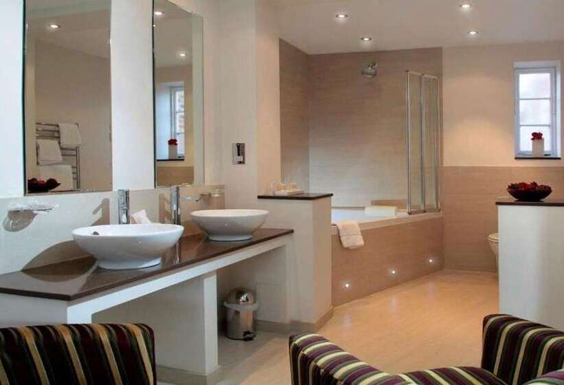 주니어 스위트, The Chequers