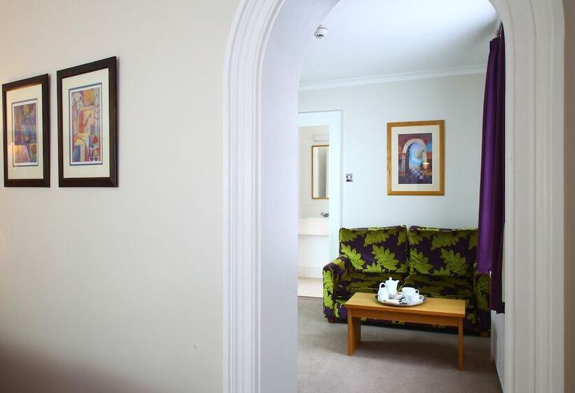 주니어 스위트, The Chequers