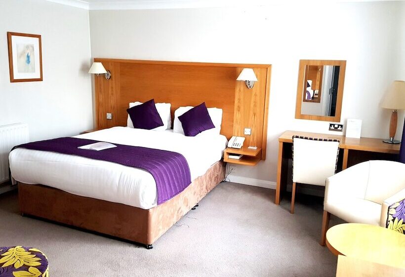 주니어 스위트, The Chequers