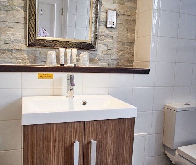 스탠다드 룸, The Chequers