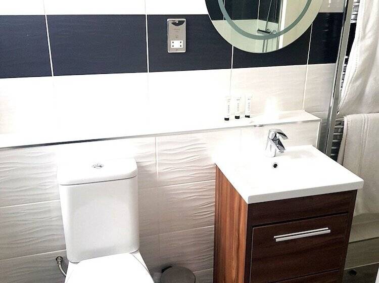 디럭스 룸, The Chequers