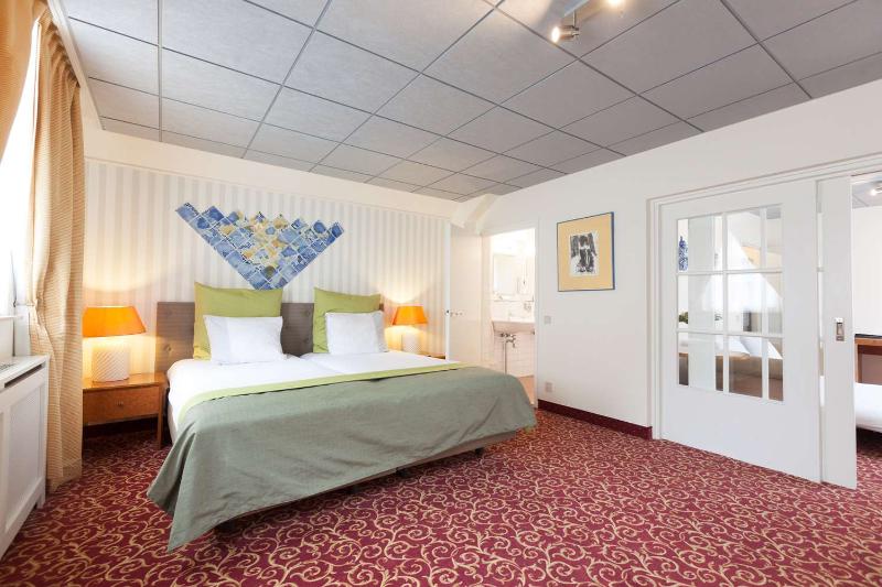 Семейный Номер, The Crown Manor House