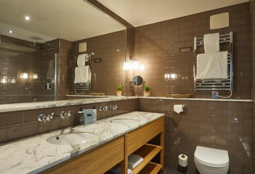 جناح, The Great House, Sonning, Berkshire