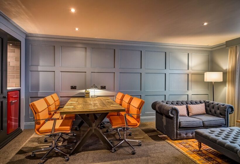 جناح, The Great House, Sonning, Berkshire