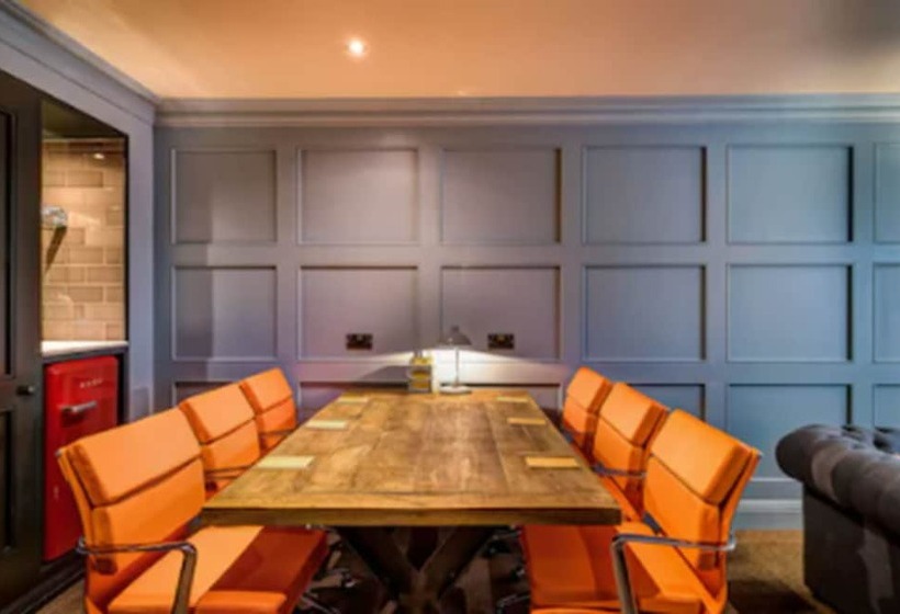 جناح, The Great House, Sonning, Berkshire