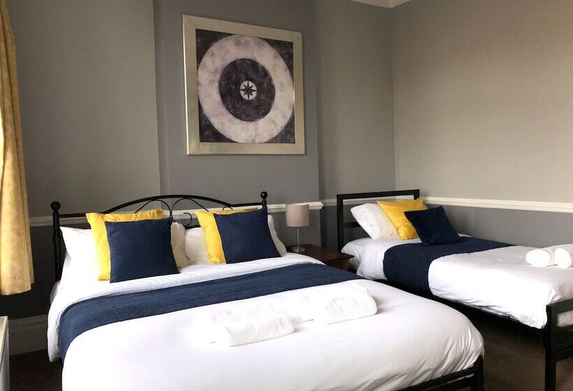 غرفة عائلية, The White Lion