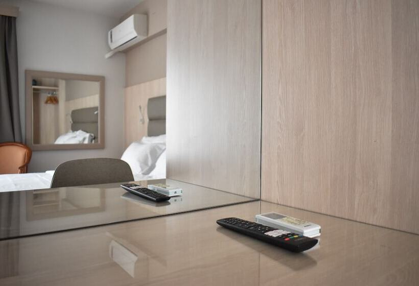 غرفة قياسية, Anemoni Piraeus