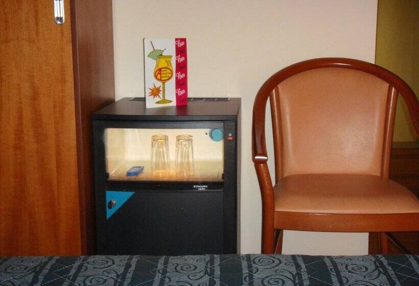 غرفة قياسية, Anemoni Piraeus