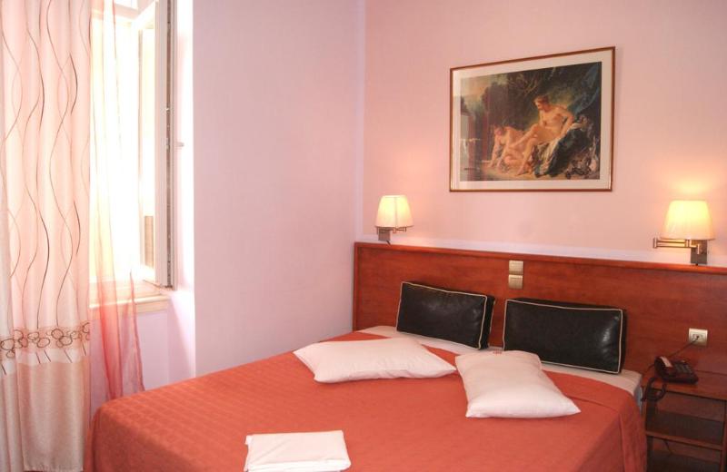 클래식 싱글 룸, Diethnes