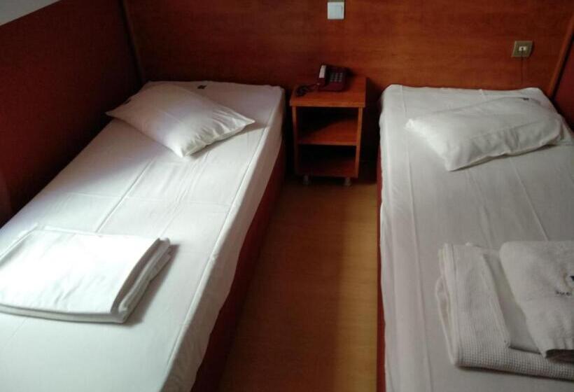 이코노미 룸, Diethnes