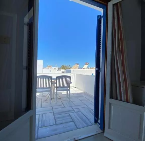 اتاق ساده با بالکن, Helliniko