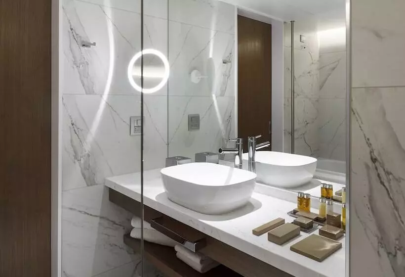 سوئیت پرزیدنت, Makedonia Palace