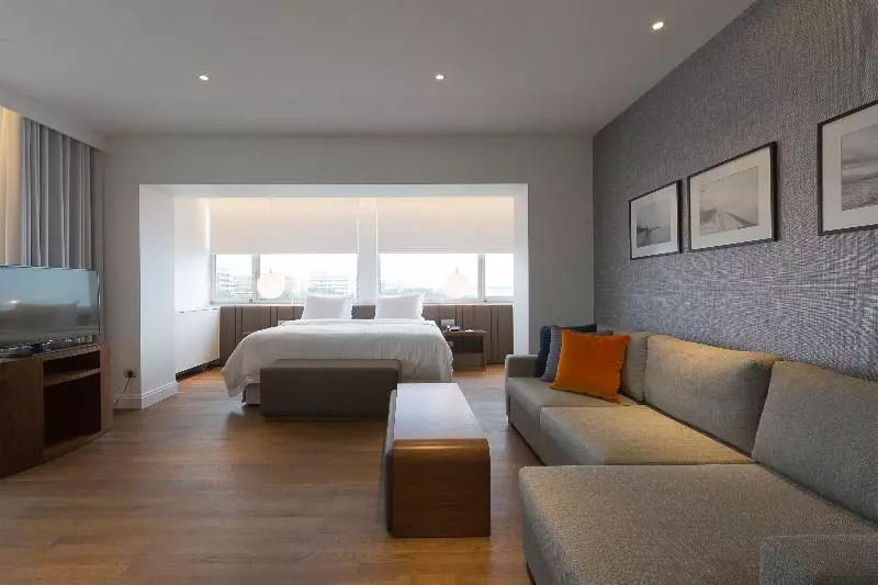 سوییت جونیور با چشم‌انداز شهر, Makedonia Palace