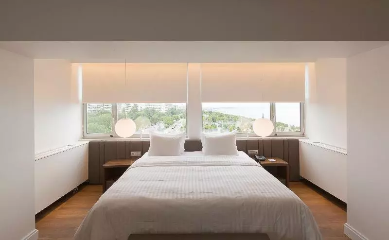 سوییت جونیور با چشم‌انداز شهر, Makedonia Palace