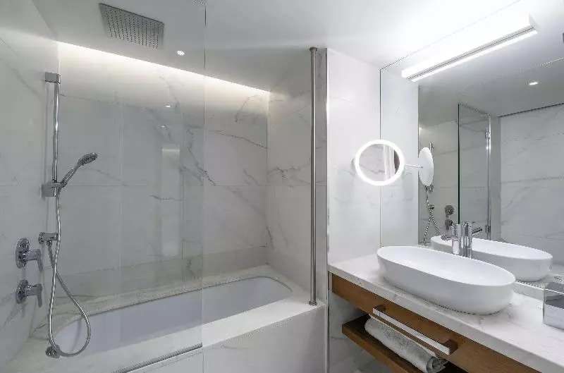 اتاق اجرایی با چشم‌انداز دریا, Makedonia Palace