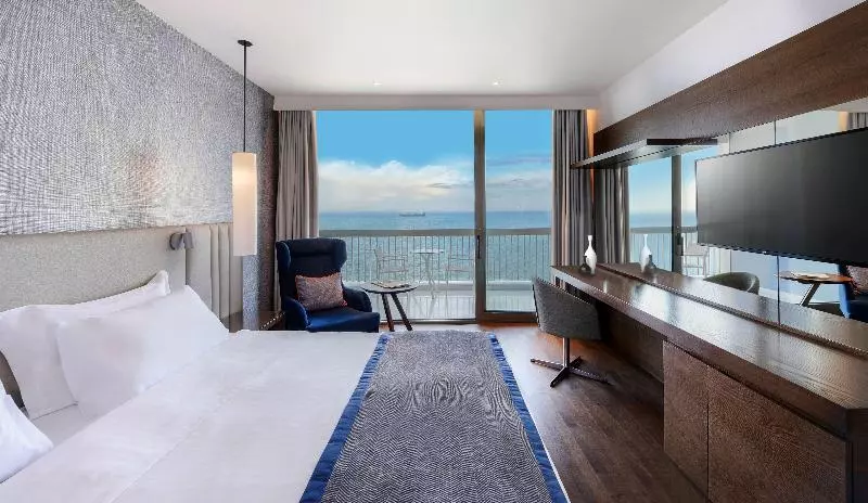 اتاق اجرایی با چشم‌انداز دریا, Makedonia Palace
