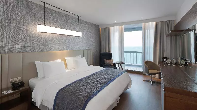 اتاق اجرایی با چشم‌انداز دریا, Makedonia Palace