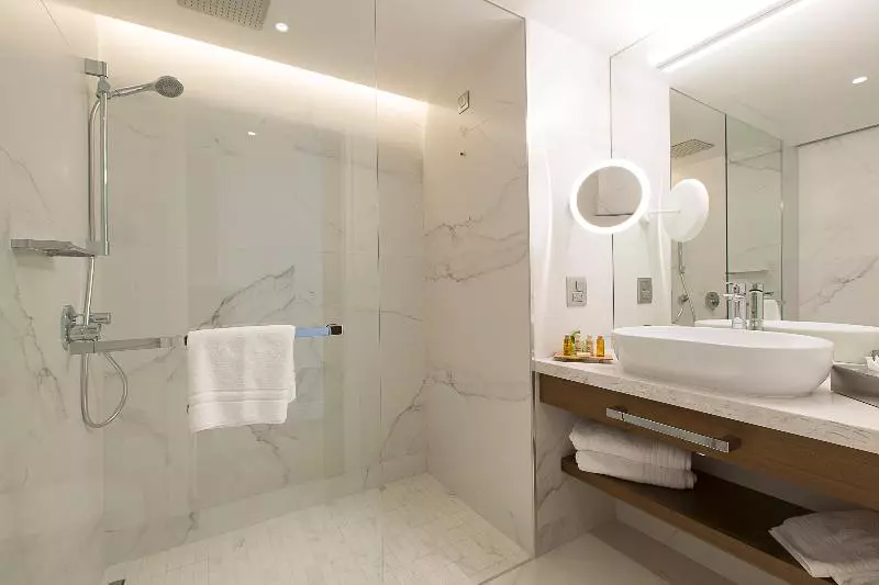 اتاق اجرایی با چشم‌انداز دریا, Makedonia Palace