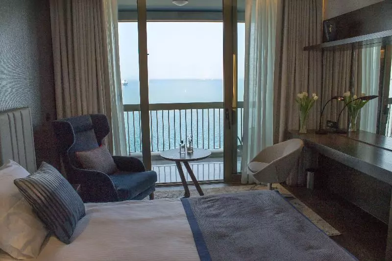 اتاق اجرایی با چشم‌انداز دریا, Makedonia Palace