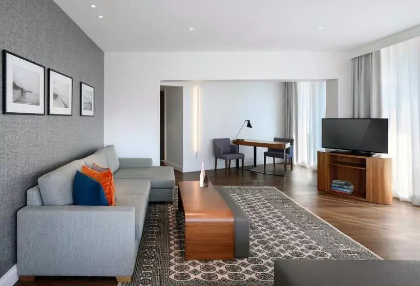 سوییت جونیور با چشم‌انداز شهر, Makedonia Palace