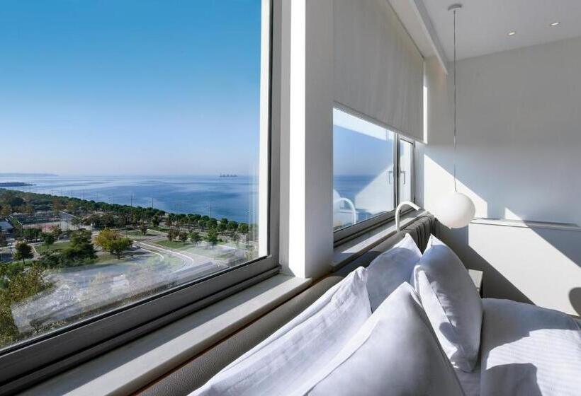 جناح جونيور مطل على المدينة, Makedonia Palace