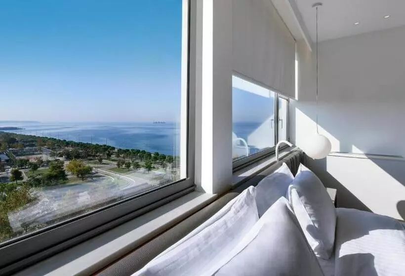سوییت جونیور با چشم‌انداز شهر, Makedonia Palace