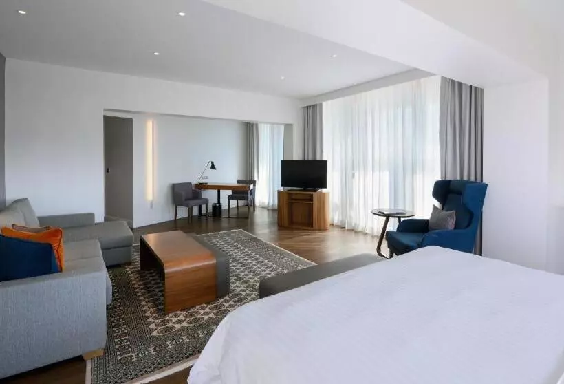 سوییت جونیور با چشم‌انداز شهر, Makedonia Palace