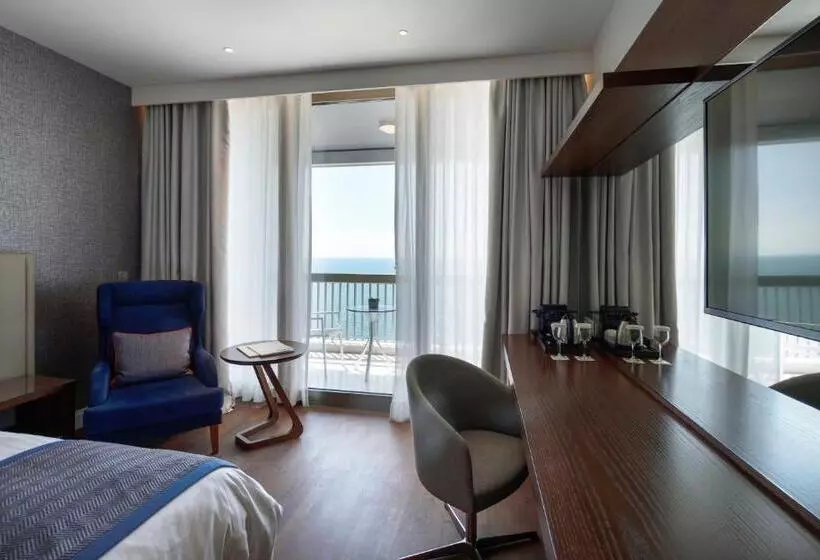 اتاق اجرایی با چشم‌انداز دریا, Makedonia Palace