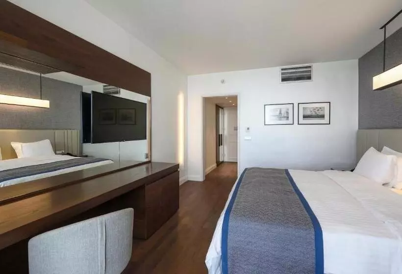 اتاق اجرایی با چشم‌انداز دریا, Makedonia Palace