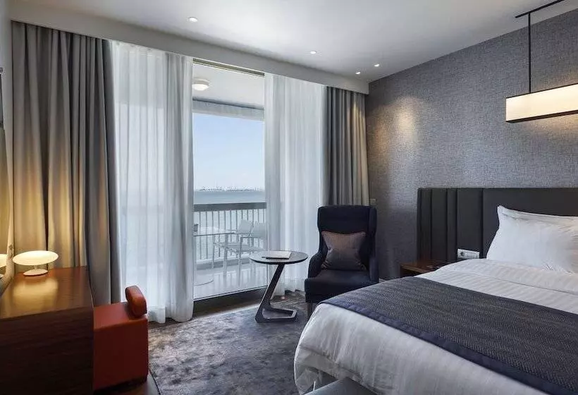 سوئیت پرزیدنت, Makedonia Palace
