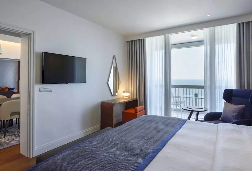 سوئیت پرزیدنت, Makedonia Palace