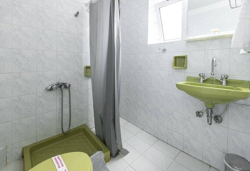 חדר דלוקס, Roy