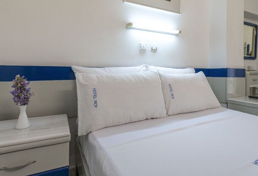 חדר סטנדרט לשלושה, Roy