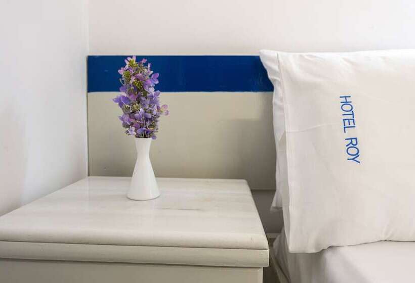 חדר סטנדרט לשלושה, Roy