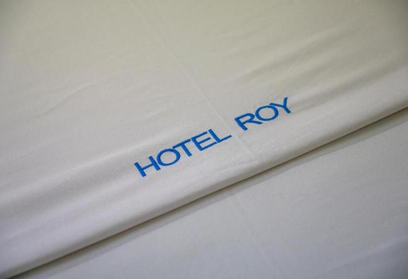 חדר סטנדרט לארבעה, Roy