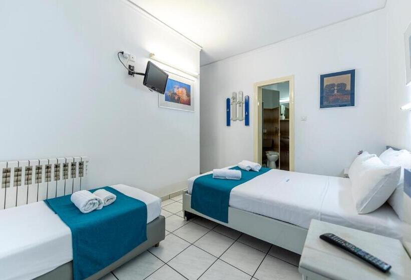 חדר סטנדרט לשלושה, Roy