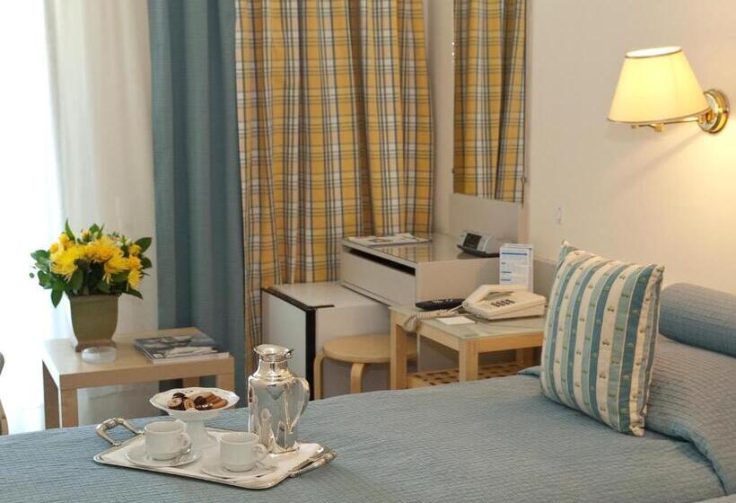 غرفة قياسية ثلاثية, The Park Hotel Piraeus