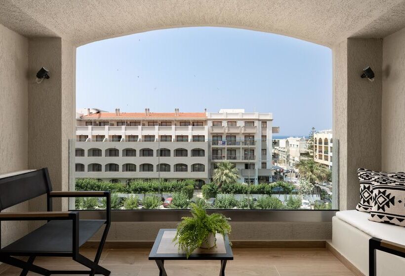 带泳池观景的豪华房, Theartemis Palace