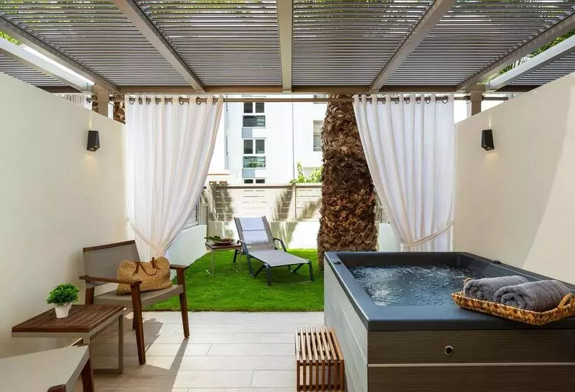 Chambre Supérieure, Theartemis Palace