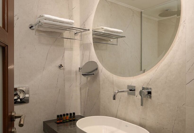 家庭间, Theartemis Palace