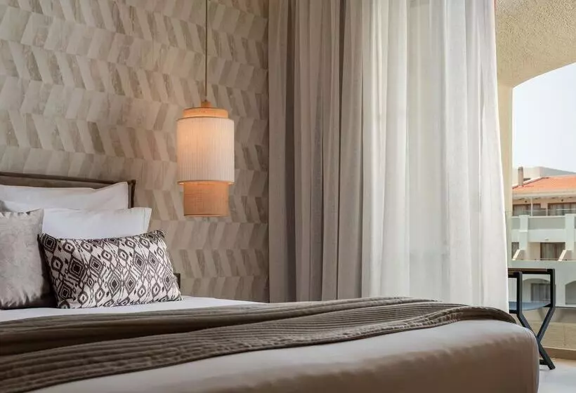 Chambre Supérieure, Theartemis Palace