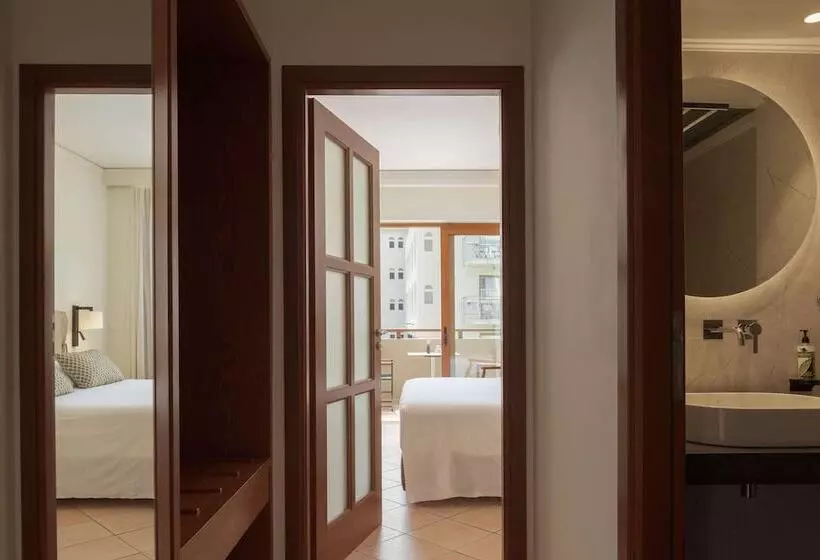 Chambre Familiale, Theartemis Palace