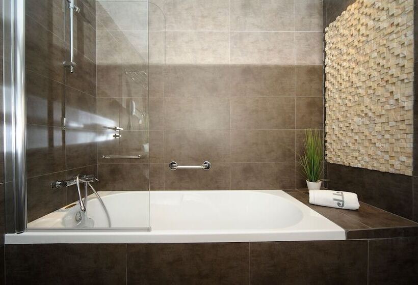 غرفة قياسية مطلّة علي حمام السباحة, Theartemis Palace