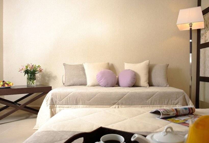 غرفة قياسية مطلّة علي حمام السباحة, Theartemis Palace