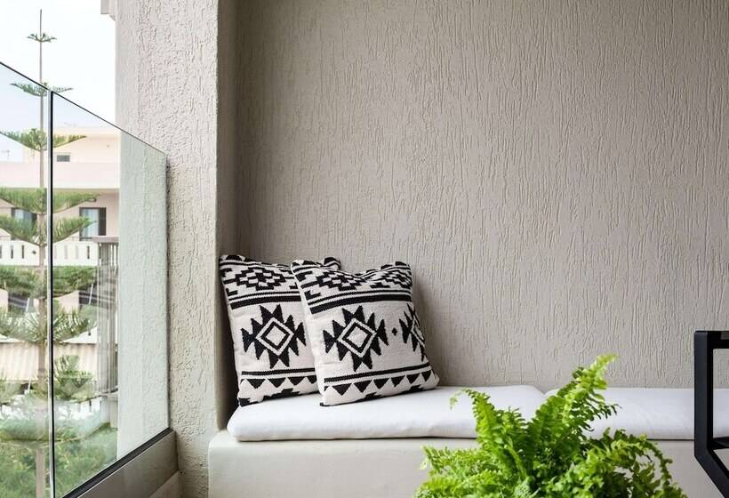 غرفة سوبيريور مطلة على حمام السباحة, Theartemis Palace